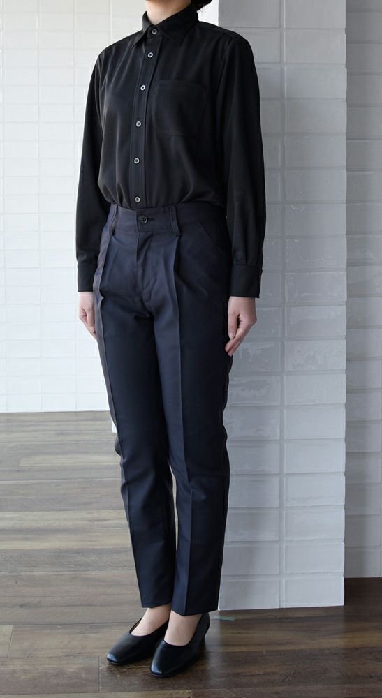 女性：チャコール