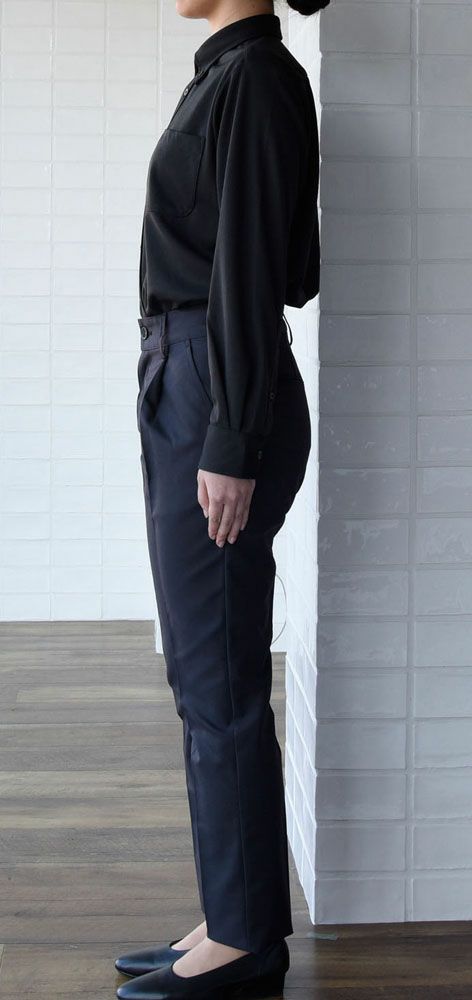 女性：チャコール