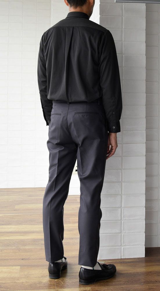 男性：チャコール