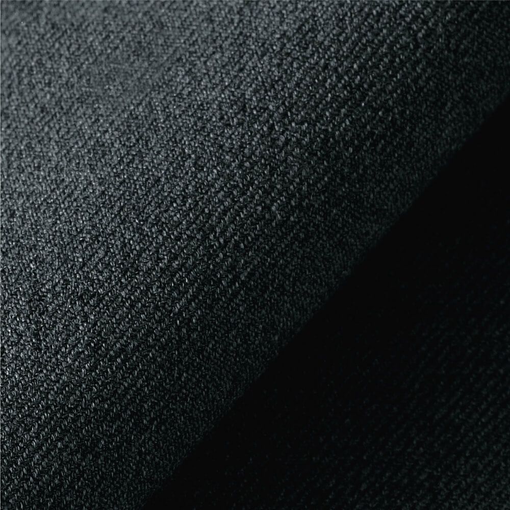 ギャバジン［ポリエステル100％］<br>緻密かつ丈夫で腰のある、しっかりとした織物。ポリエステル100％ながら高級感がある一方で、耐久性やストレッチ性などの機能についてはウールより充実している。