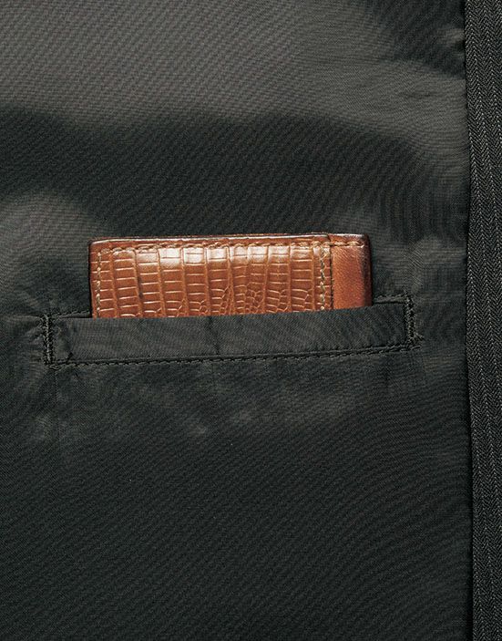 左裾内側に名刺などが入るチケットポケット付き