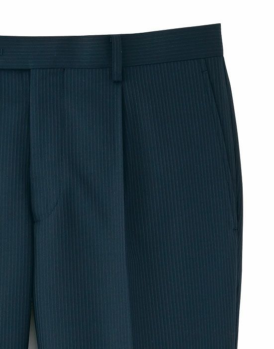 フロントはワンタック仕様でゆったりとしたはき心地