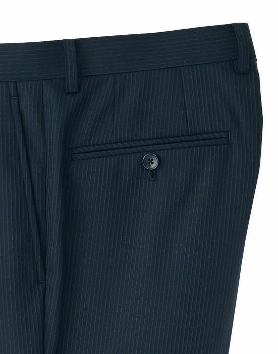 後ろのポケットは小物の収納に便利なボタン付き