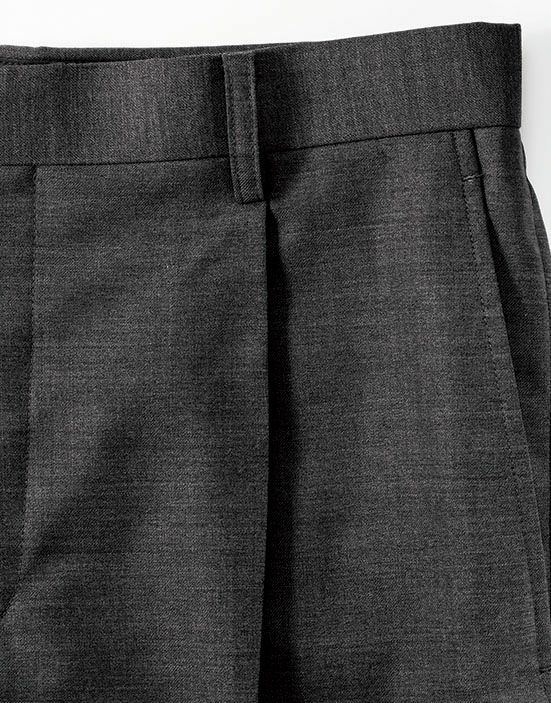 フロントはワンタック仕様でゆったりとしたはき心地