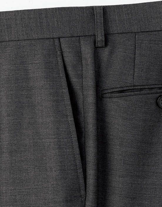 物の出し入れがしやすく使いやすい斜めポケット