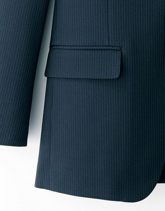 左右の裾にはポケットが付いているので便利