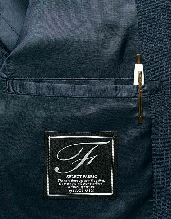 ペンなどを挿せる内ポケットが左右に付いています