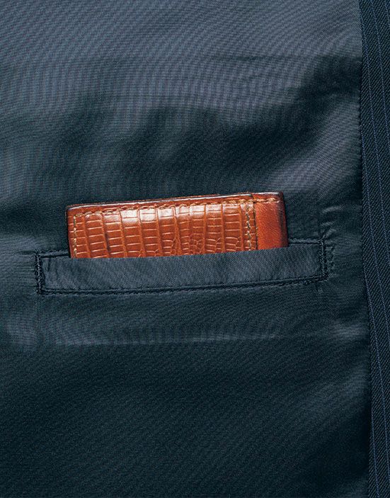 左裾内側に名刺などが入るチケットポケット付き