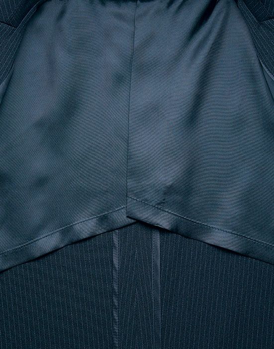 裏地は背抜き仕立てで、通気性が良く快適な着心地