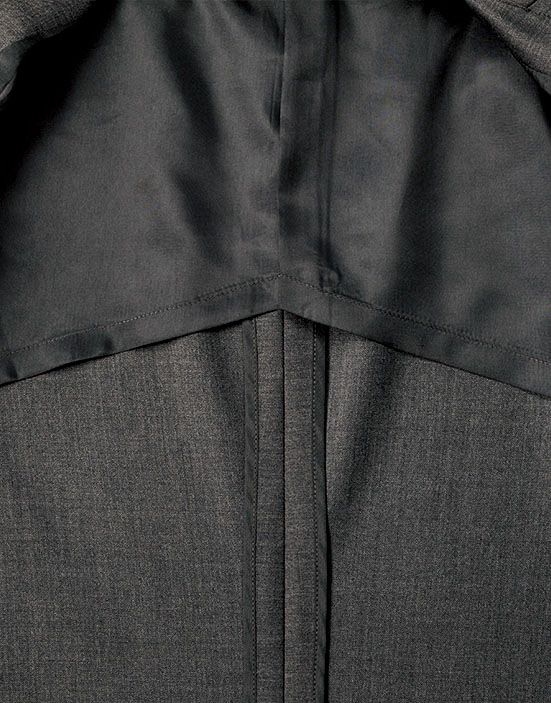 裏地は背抜き仕立てで、通気性が良く快適な着心地