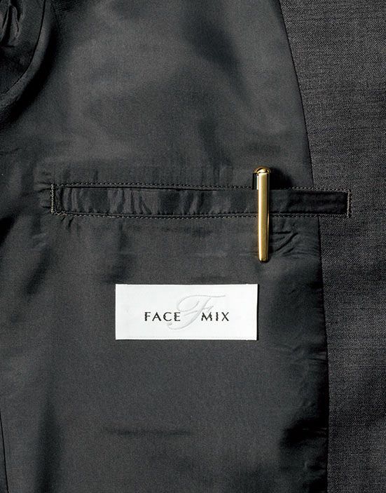 ペンなどを挿せる内ポケットが左右に付いています