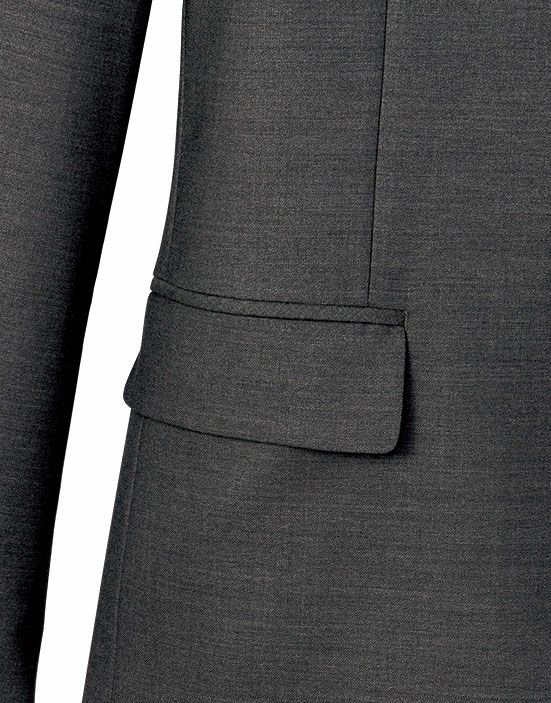 左右の裾にはポケットが付いているので便利