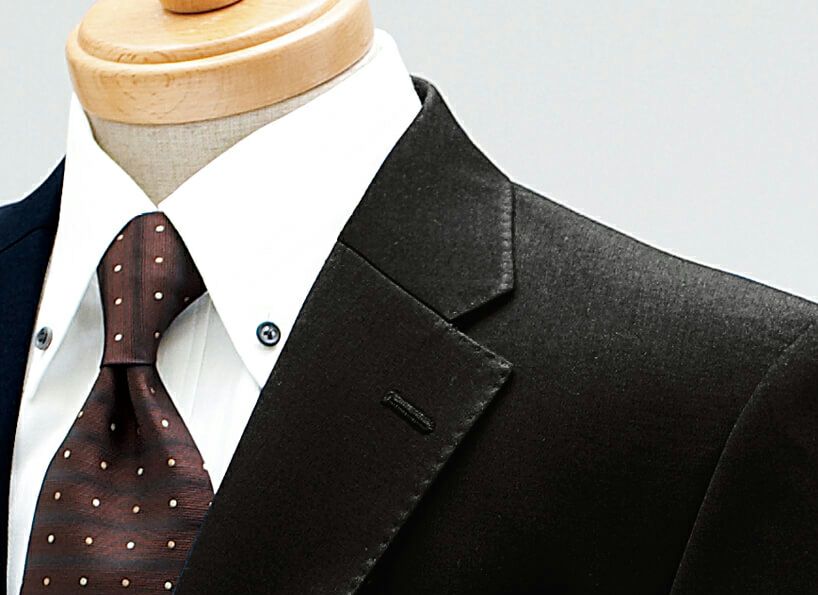 ハンドステッチ風の贅沢に仕上げたラペル。衿に立体的な演出をしました。
