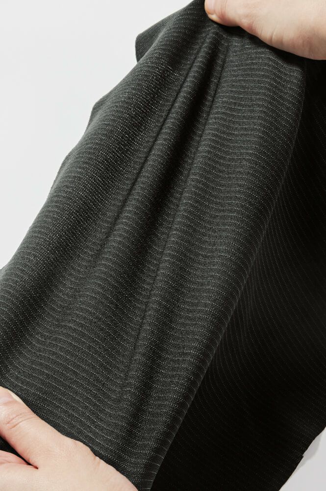 ウールのような高級感と美しい細身のシルエット