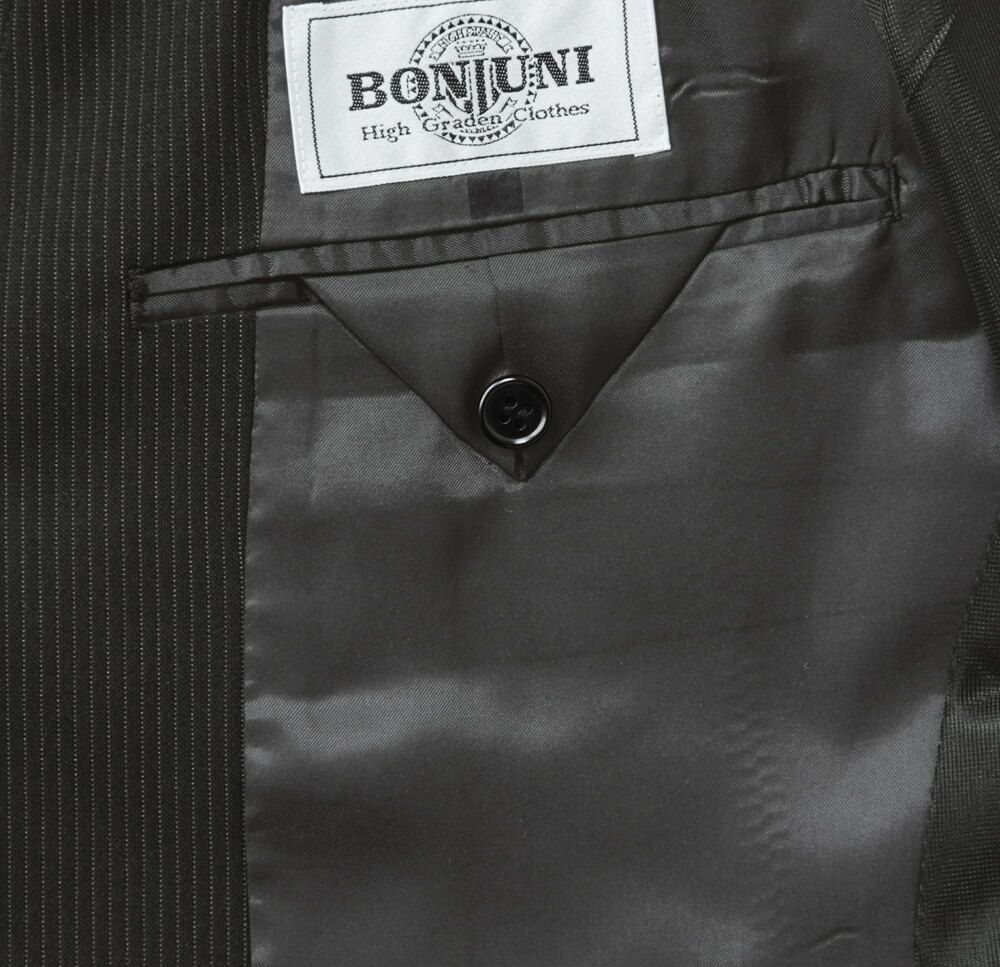 二つ折り財布や名刺入れが入ります。