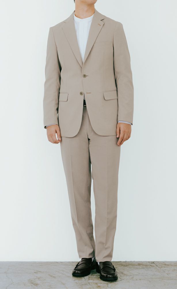 ベーシックなスーツも穏やかなベージュなら品よく優しい表情。明るいムードを醸します。