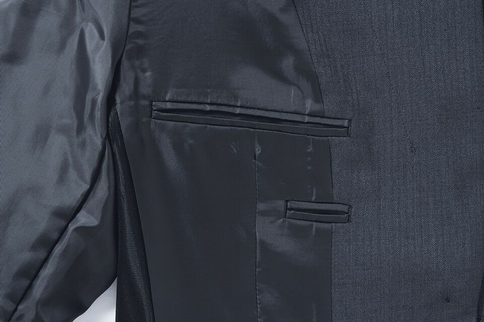 現場仕様の内ポケット。多忙な現場のご要望にお応えし、ホテル様仕様の内ポケットを複数設けました。