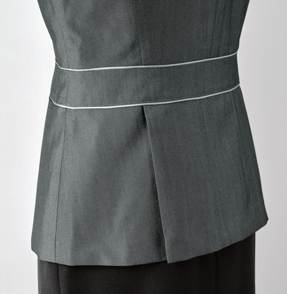 後ろ両脇に片ヒダのプリーツ入り。動きやすい仕様です。