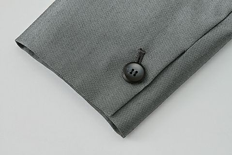 袖口デザイン。袖口のボタンを外し、折り返し着用してもおすすめです。