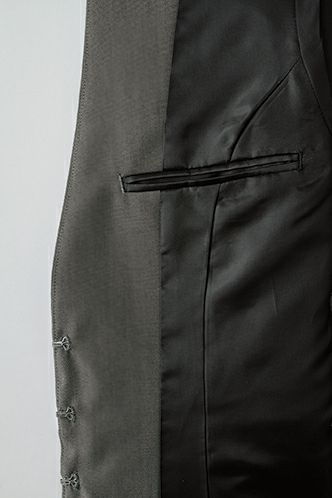 右内ポケット。二つ折り財布や名刺入れが入ります。