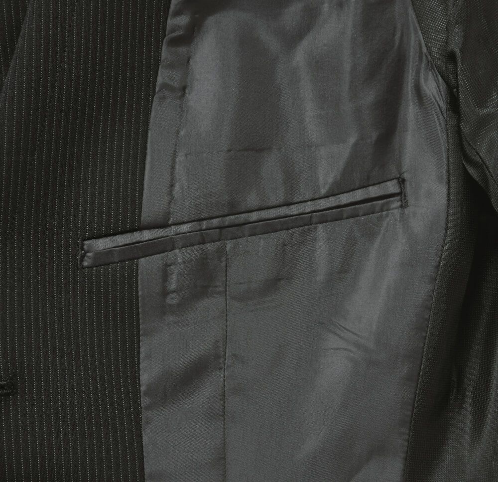 二つ折り財布や名刺入れが入ります