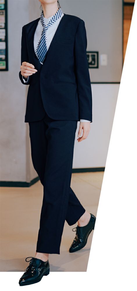 ノーカラージャケットにスカーフできちんと感を上乗せ。今っぽくも知的なスタイルはフロントシーンにも最適。