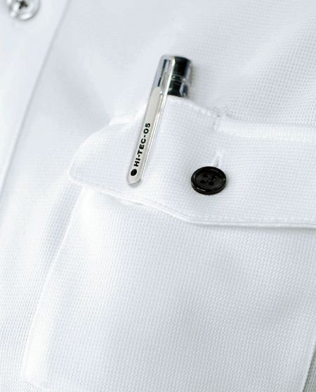 胸ポケットのフラップの上からペンや名札を差せます。
