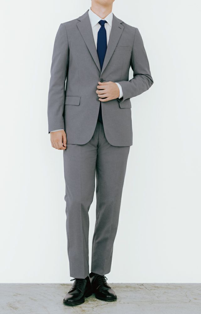 淡いグレーのセットアップはすっきり上品な佇まいがあらゆるシーンで好印象。