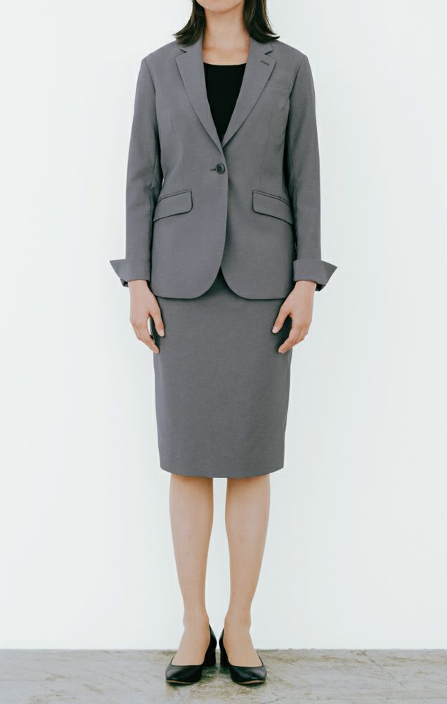 すっきり美形なジャケットは袖口を折り返すと可愛い表情に。着こなしやコーデ次第で印象チェンジを楽しめます。