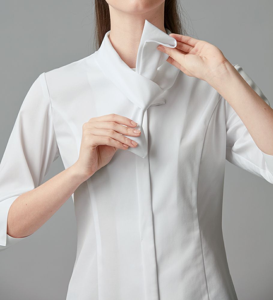 ボウタイを一回結び、上下に軽く引っぱる。