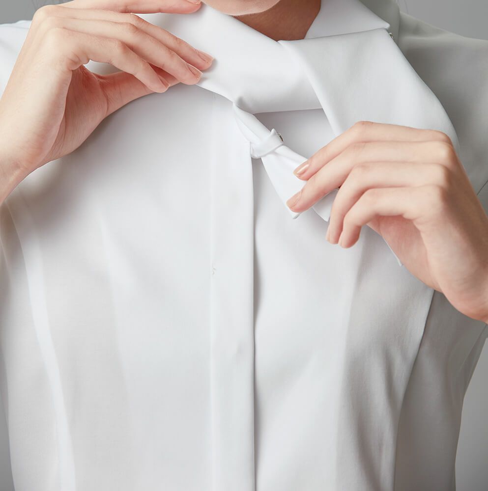 前立てにあるループに、先を通す。