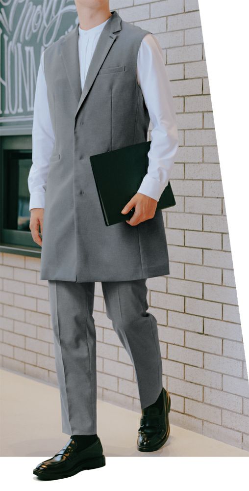 衿付きのロングベストはネクタイなしでもきちんと見え。旬でスマートな表情がフロントにもマッチします。