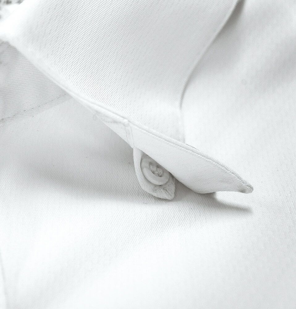 衿先がはねない隠しボタン付き。