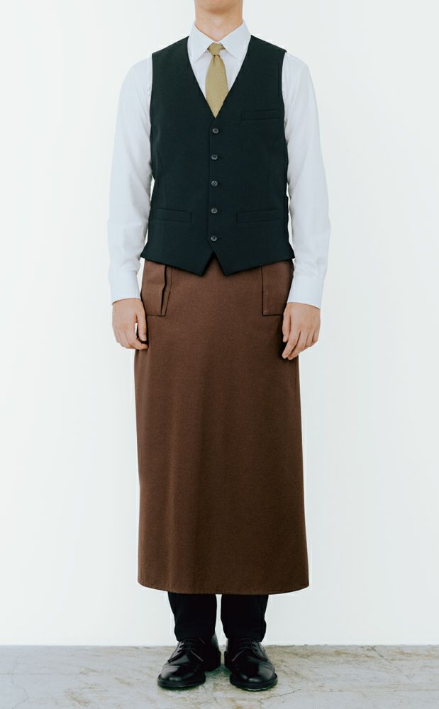ロングタイプのエプロンにベーシックなベストを足して。上品なお仕事スタイルはエレガントなレストランにも。