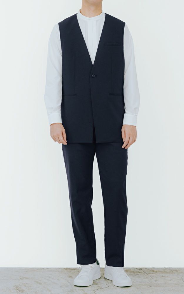 ボクシーシルエットのベストに旬感が漂う軽やかなスタイルはカジュアル&アクティブなシーンにフィット。