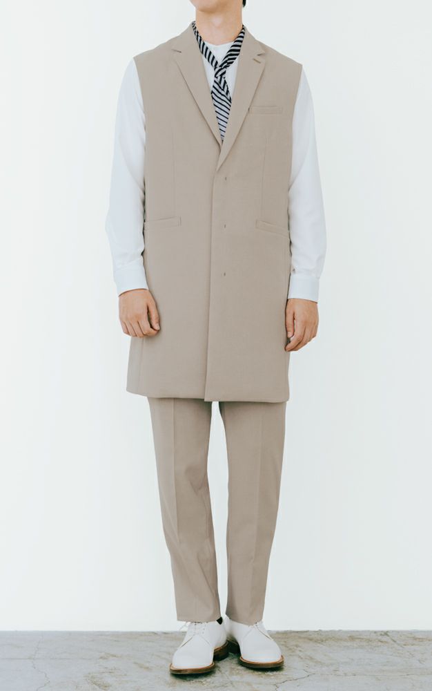 トレンド感のある衿付きロングベストはベージュならより新鮮。コンシェルジュにもおすすめ。