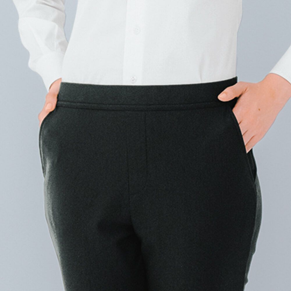 両脇にポケットを設けているので、収納力も安心です。程よい股上でウエストの締め付けがありません。