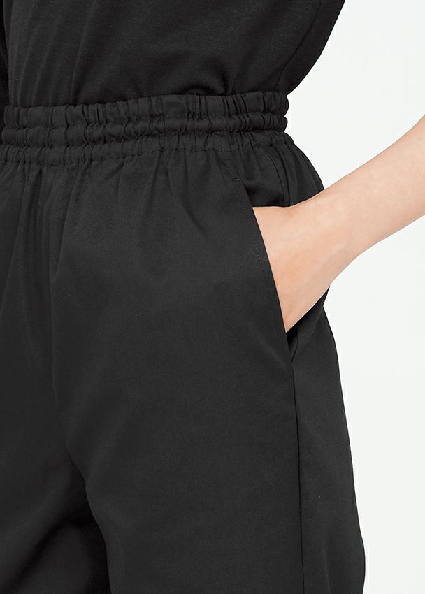 両脇にポケットが付いています。