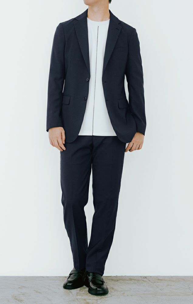 スタンダードなスーツをほどよくドレスダウン。インナーは脱いでもサマになる上質なTシャツを。