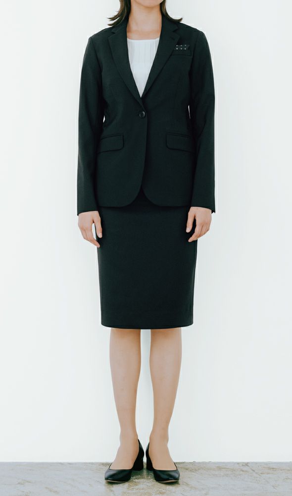 美脚に見せるスカートは一見タイトながら後ろプリーツで足さばき良好。フォーマルな装いも快適に。