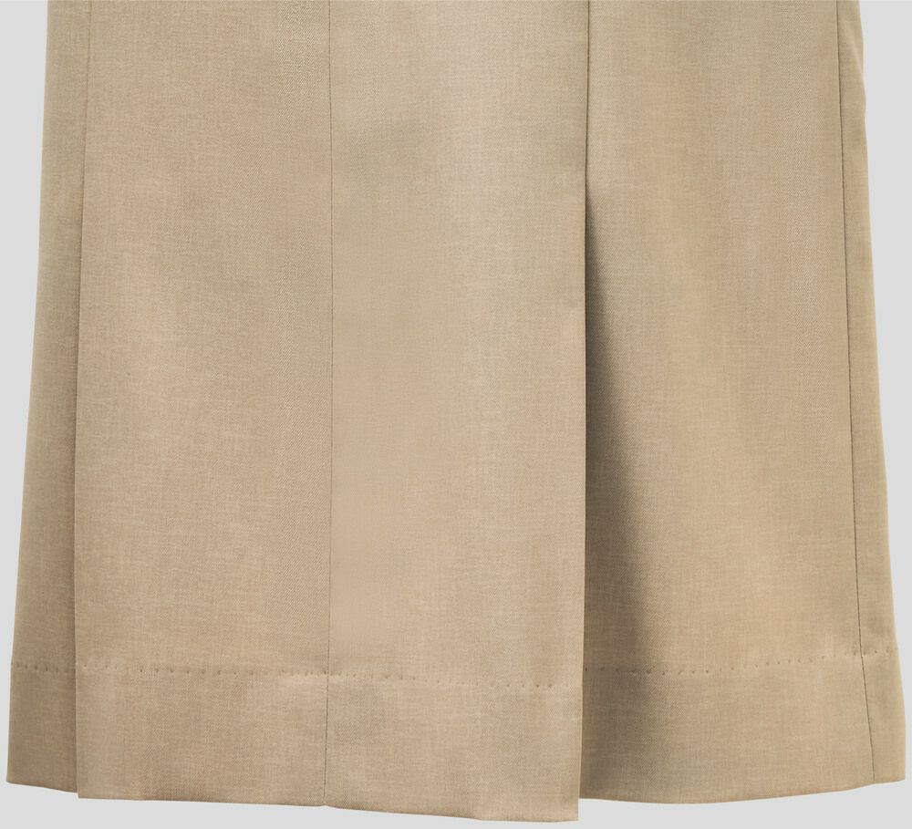 バックプリーツ入りで足さばき良好。