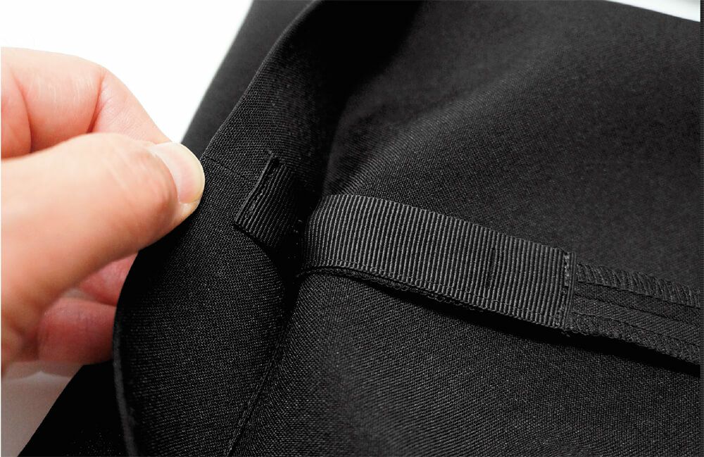 股下に合わせて裾を折り、裾裏テープのボタンとボタンホール(4カ所)を留めるだけの簡単仕様です。