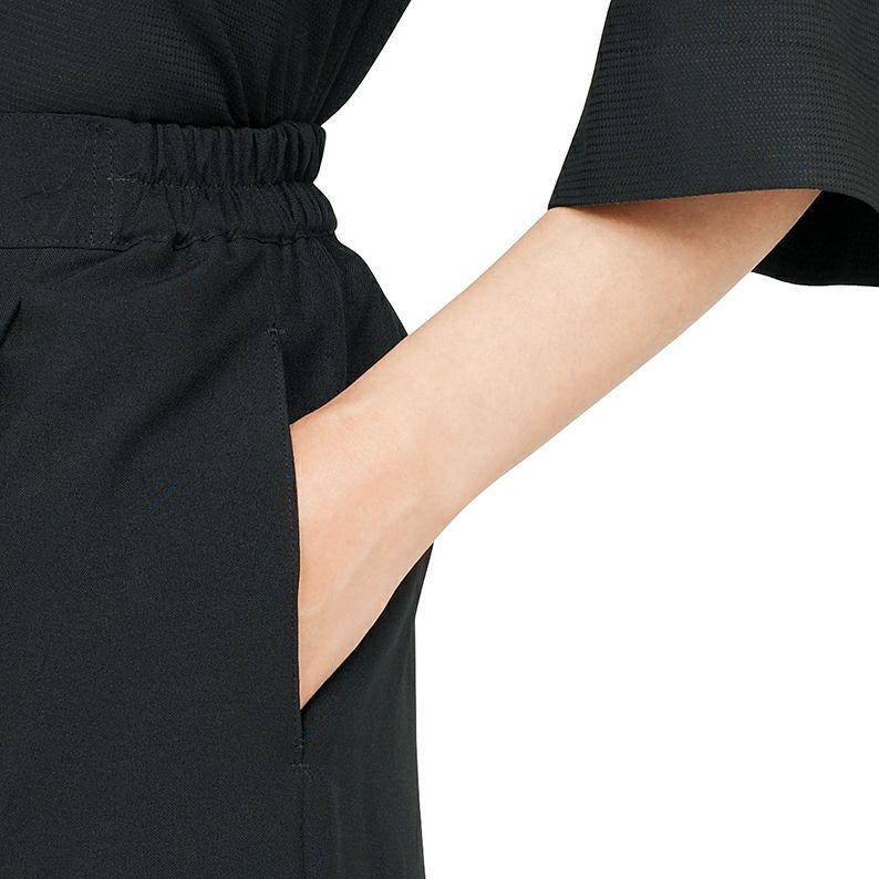 両脇と右後ろにポケットが付いています。