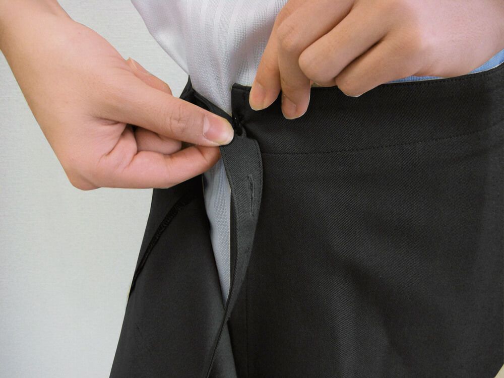 着崩れしない、内側のボタン留め機能付。