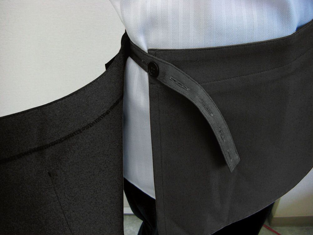 着崩れしない、内側のボタン留め機能付。