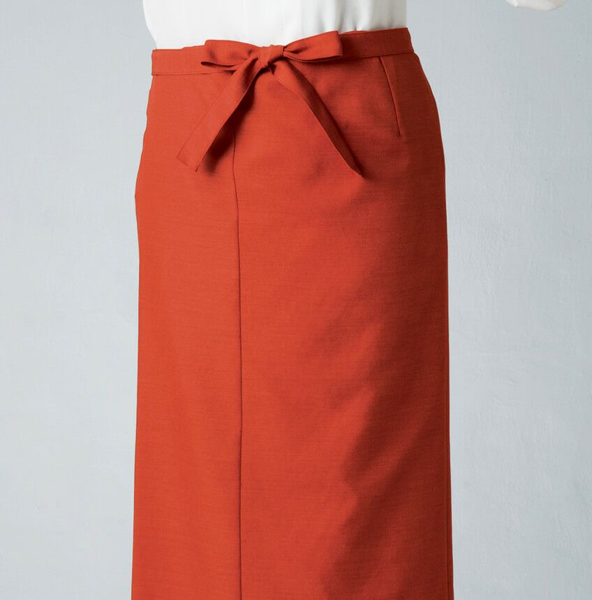 回してきた紐を前で結びます。上から前掛けや和風ベルトを合わせると、着物のような演出ができます。