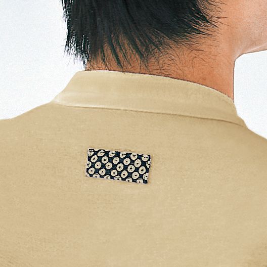 フロントのデザインに合わせた背中のポイントが効いています。