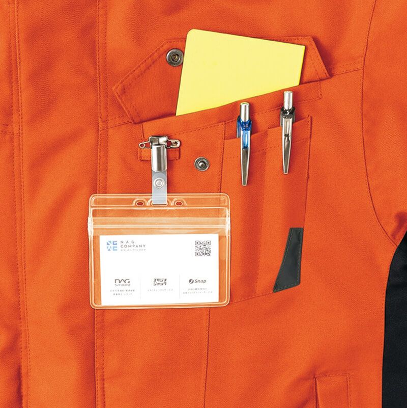 左胸ポケット<br>フラップ下に大型収納ポケット、ペン差し、名札ループを装備。便利な多機能ポケット。