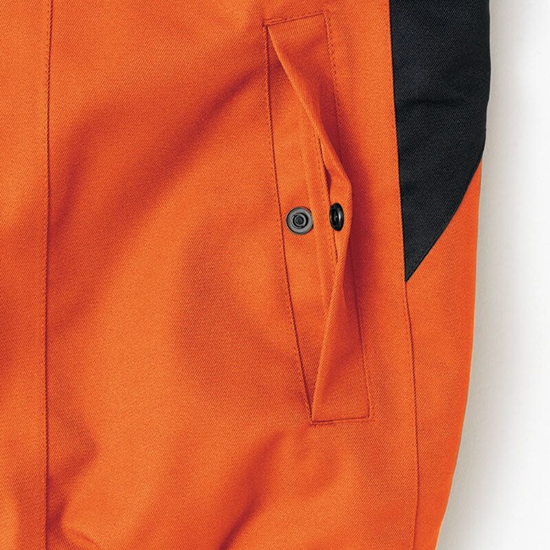 腰ポケット<br>玉縁逆開のターンポケット仕様。雨の侵入を防ぐ水返し仕様。収納物落下防止のドット釦止め仕様。