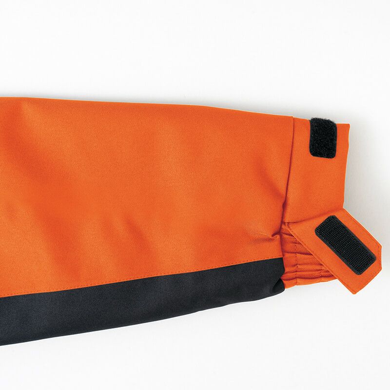 袖口アジャスター<br>ゴムシャーリング＋マジックテープタブ仕様で調整が可能。